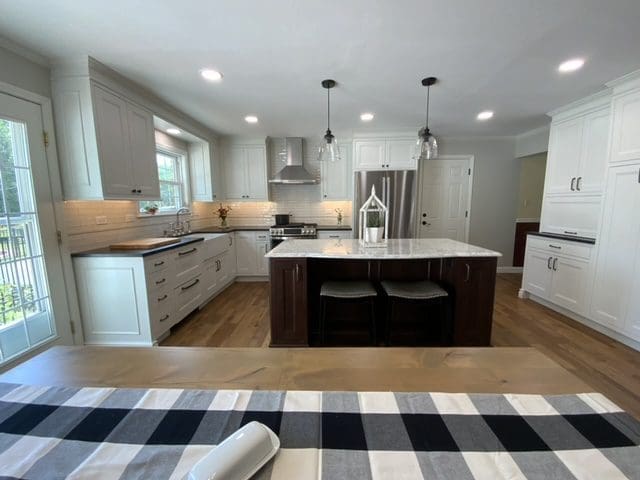 A beautiful remodeled kitchen done by a kitchen remodeling contractor.